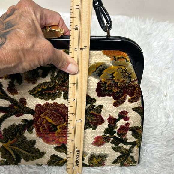 Vintage Black and Cream Satchel with Floral Design and Kisslock - Picture 10 of 11